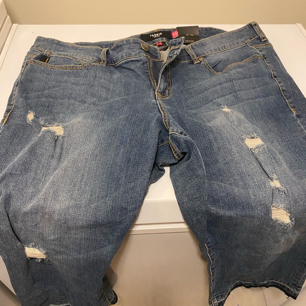 Torrid Size 20r Distressed Capri NWT